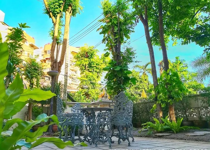 Nakhon Latphrao Ostello *